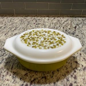 Pyrex Verde 1 1/2 quart covered casserole dish